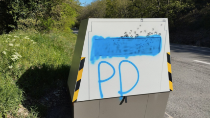 Haute-Provence : un radar de chantier de Saint-Michel l'Observatoire tagué et criblé de balles Haute-Provence : un radar de chantier de Saint-Michel l'Observatoire tagué et criblé de balles