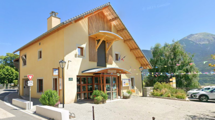 Hautes-Alpes : après le rat cloué sur sa mairie, cet édile découvre que la tombe de ses parents a été dégradée