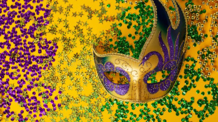 Hautes-Alpes : Embrun se pare de doré, de vert et de violet pour le carnaval