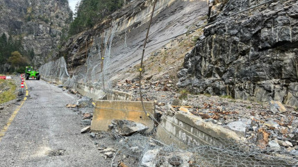 Hautes-Alpes : un bloc rocheux s'effondre sur une voiture à la Combe du Queyras Hautes-Alpes : un bloc rocheux s'effondre sur une voiture à la Combe du Queyras