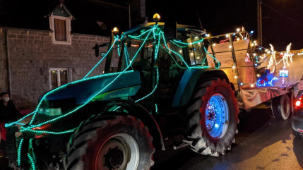 Hautes-Alpes : un défilé de tracteurs de Noël en plein Gap ! Hautes-Alpes : un défilé de tracteurs de Noël en plein Gap !