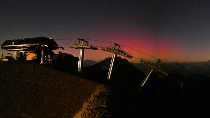 Alpes du Sud : une aurore boréale dans le ciel Alpes du Sud : une aurore boréale dans le ciel