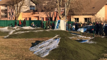 Hautes-Alpes : une opposition municipale qui alerte sur des micros plastiques « toxiques » au stade Paul Givaudan à Gap Hautes-Alpes : une opposition municipale qui alerte sur des micros plastiques « toxiques » au stade Paul Givaudan à Gap