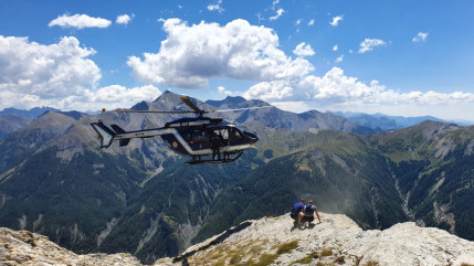 L'épreuve de parapente tourne mal, un participant reste accroché à un arbre dans la forêt L'épreuve de parapente tourne mal, un participant reste accroché à un arbre dans la forêt