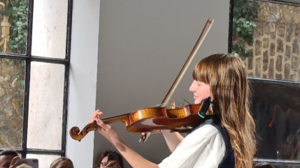 La jeune Dina, de La Saulce, en ouverture du d&eacute;fil&eacute; Kenzo Kids