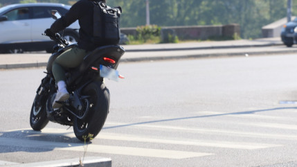 Le motard chute dans un ravin &agrave; Curel : la victime prise en charge dans un &eacute;tat critique