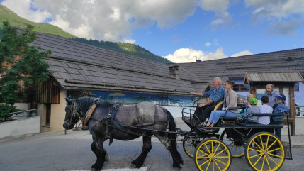 Les enfants vont à l’école en calèche à Saint-Chaffrey Les enfants vont à l’école en calèche à Saint-Chaffrey