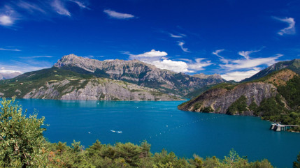Leur bateau prend feu sur le lac de Serre-Ponçon, les huit passagers sautent à l'eau Leur bateau prend feu sur le lac de Serre-Ponçon, les huit passagers sautent à l'eau
