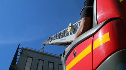 Manosque : une personne se blesse à son domicile, les pompiers l'évacuent avec la grande échelle