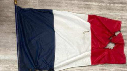 Un drapeau tricolore brulé dans les toilettes publiques de Gap Un drapeau tricolore brulé dans les toilettes publiques de Gap