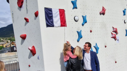 Une plaque en hommage à Philippe Ligerot dévoilée sur le mur d'escalade de Briançon