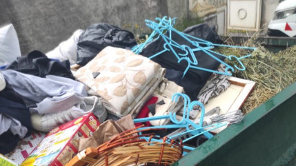 Vêtements, chaussures, luminaires … dans la benne des déchets verts à Barcelonnette Vêtements, chaussures, luminaires … dans la benne des déchets verts à Barcelonnette