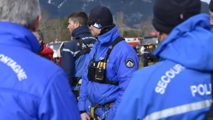Hautes-Alpes : un groupe de skieurs passe la nuit dans un trou en attendant les secours Hautes-Alpes : un groupe de skieurs passe la nuit dans un trou en attendant les secours