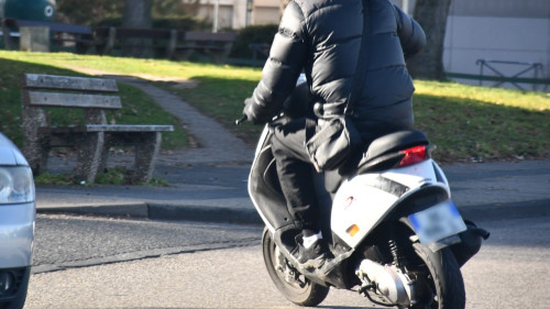 Malijai : pour aller &agrave; une soir&eacute;e &agrave; laquelle il n'est pas invit&eacute;, un d&eacute;linquant vole un scooter puis l'incendie