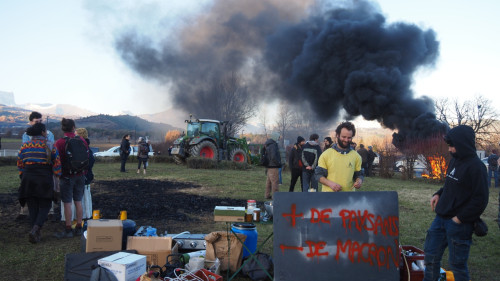 Manifestation nocturne des agriculteurs des Hautes-Alpes contre l’abattage des bovins