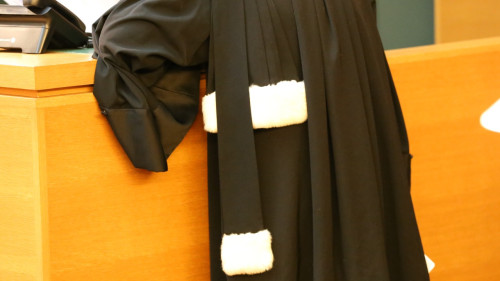 Oraison : il sollicite une relation sexuelle, elle le frappe et termine en prison