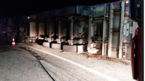 Un camion couché dans la bretelle d'accès à l'A51 à Forcalquier