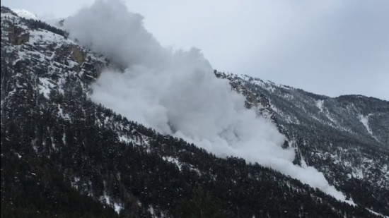 Les images impressionnantes d'une avalanche &agrave; Val des Pr&eacute;s