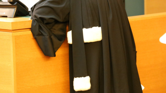 Oraison : il sollicite une relation sexuelle, elle le frappe et termine en prison