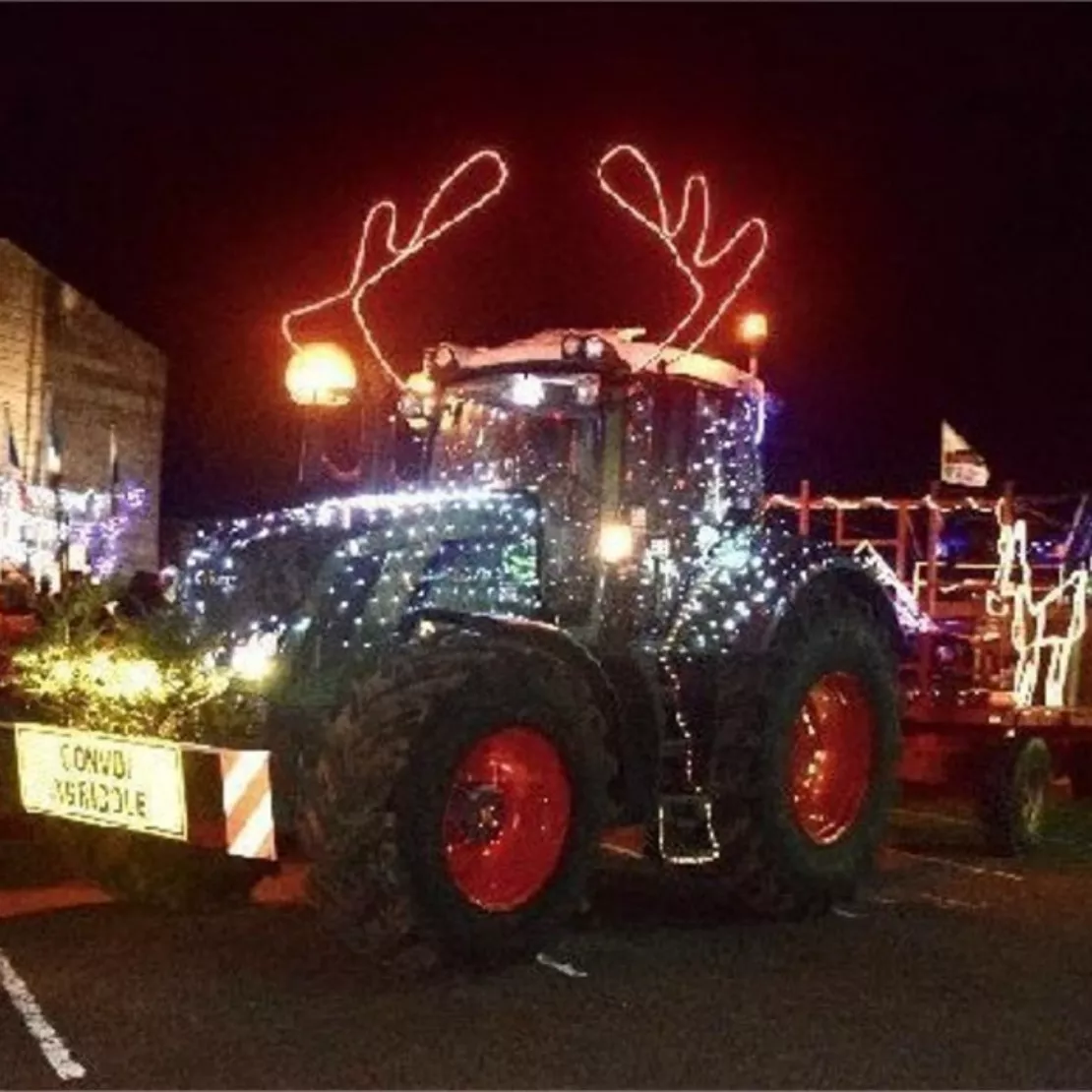 Près de chez vous avec la parade des tracteurs de Noël