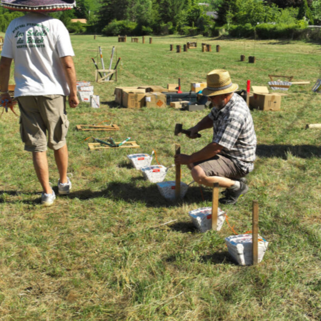 Initiation Pyrotechnique - Association Vert Luisant - Manteyer Initiation Pyrotechnique - Association Vert Luisant - Manteyer