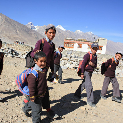 Près de chez vous avec des écoliers du Ladahk en séjour à La Grave Près de chez vous avec des écoliers du Ladahk en séjour à La Grave
